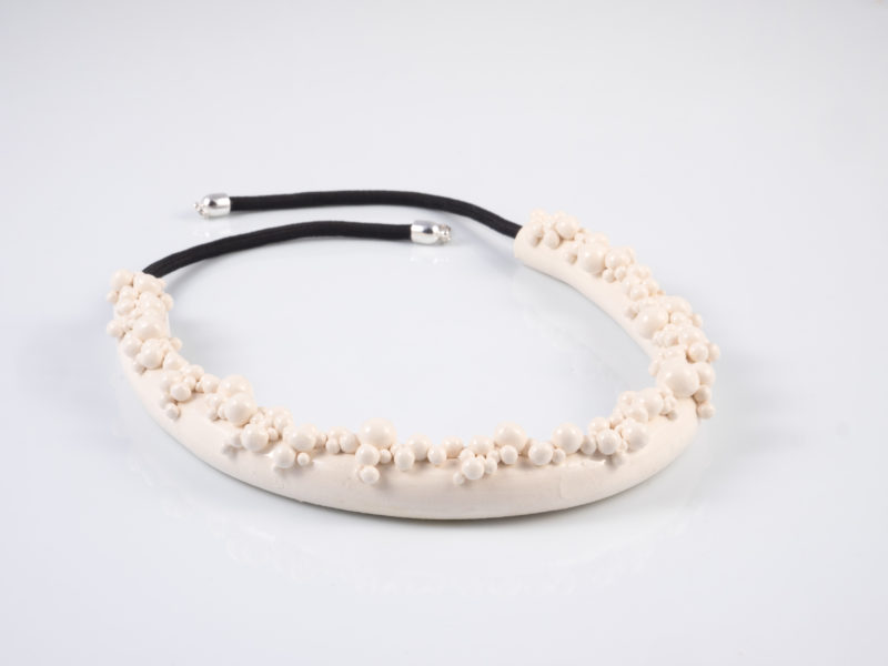 Collana in ceramica "Sfere bianche" - materia ceramica