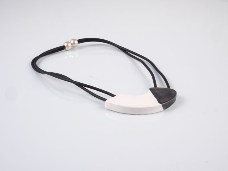 Collana in ceramica "Mezzaluna Biaco&nero" -Materia ceramica