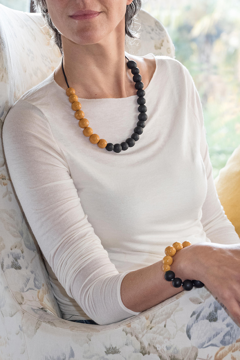 Collana in ceramica "perle" arancione e nero
