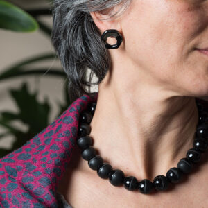 collana in ceramica perle di colore nero e orecchino nero jpg